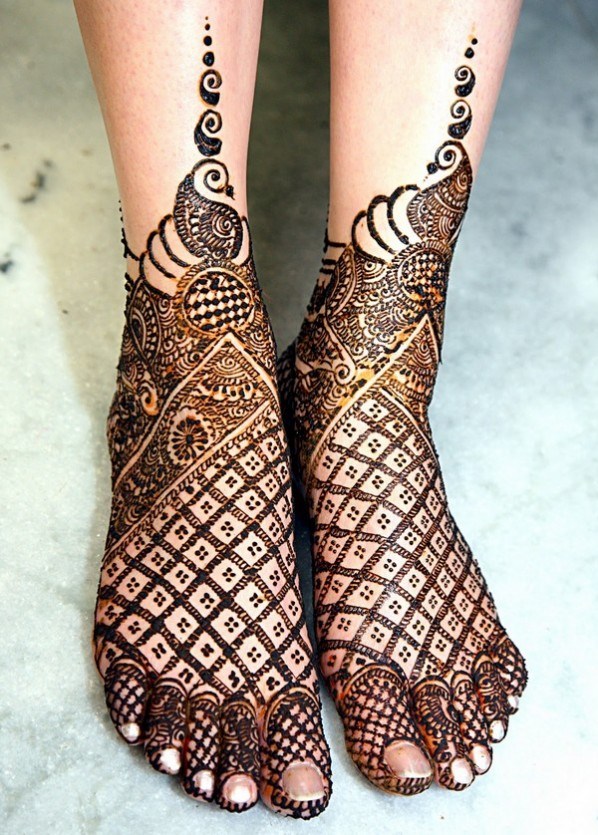 Half Leg Mehendi Design
