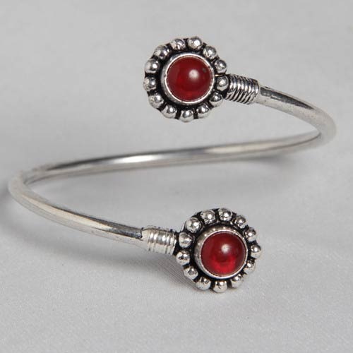 Simple silver baajuband