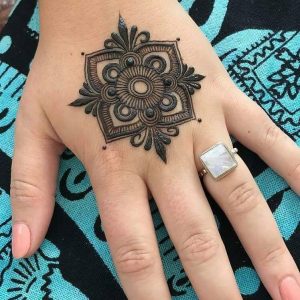 Trikone mehendi design
