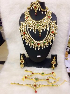 Gems studded gold necklace set