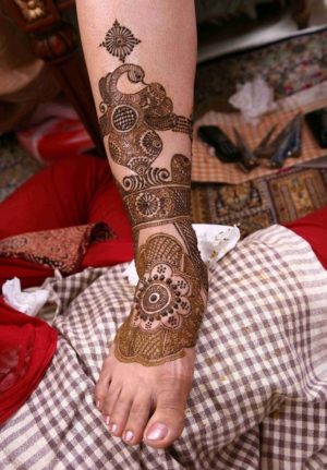 Beautiful half leg mehendi design