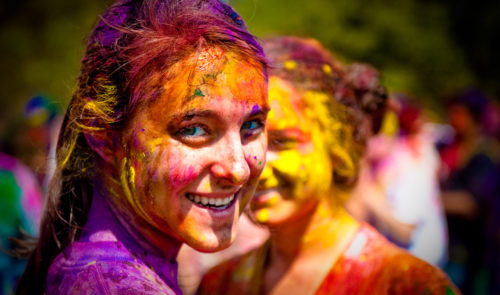 Tips to remove Holi color quick without damaging the skin